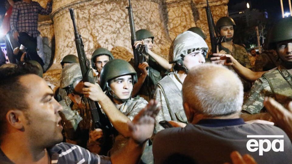 Задержанные за попытку военного переворота в Турции военнослужащие лишены званий