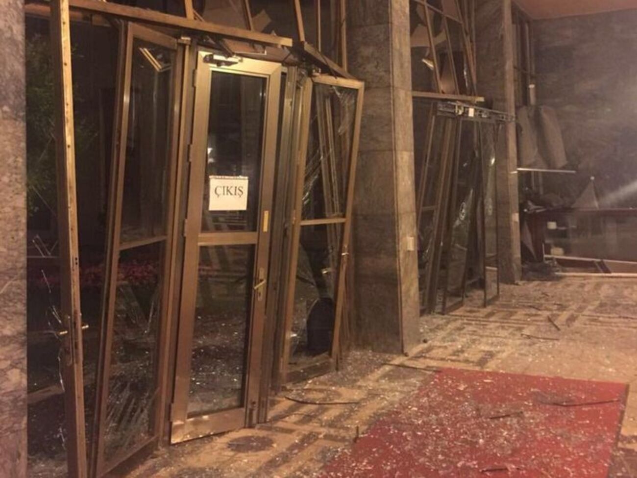 Здание парламента Турции после взрыва