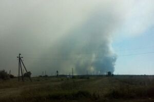 На военном полигоне под Черниговом спасатели борются с пожаром