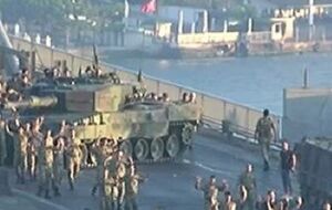 Солдаты сдались полиции на мосту через пролив Босфор