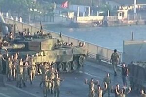 Солдаты сдались полиции на мосту через пролив Босфор