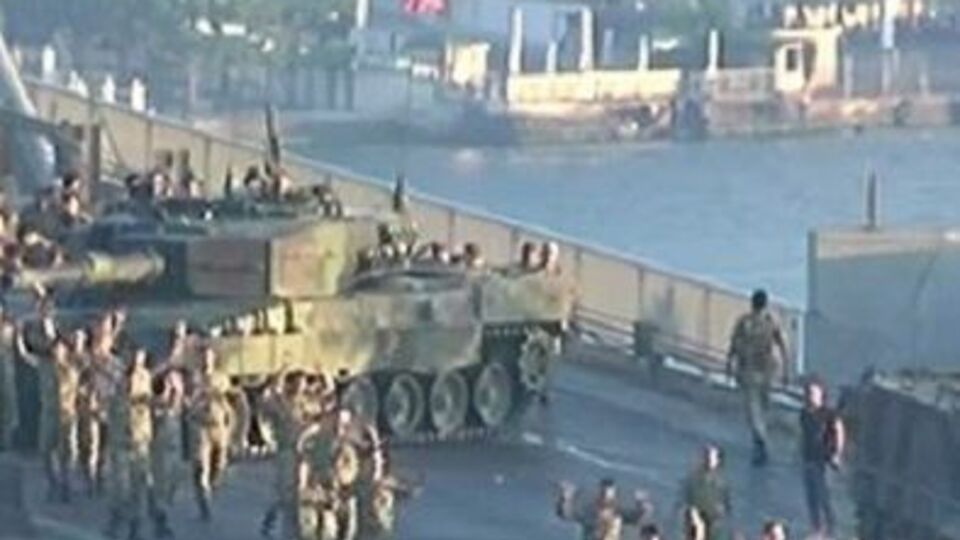 Солдаты сдались полиции на мосту через пролив Босфор