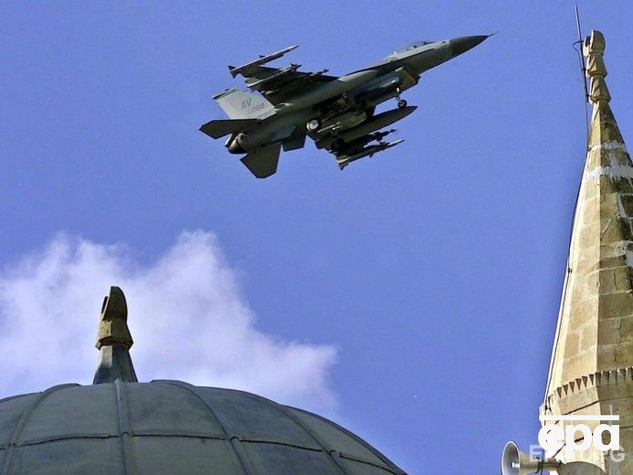 Истребитель F-16 вступил в воздушный бой на стороне Эрдогана