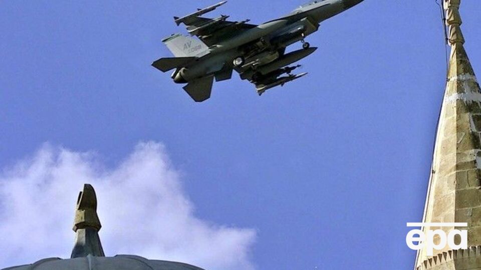 Истребитель F-16 вступил в воздушный бой на стороне Эрдогана