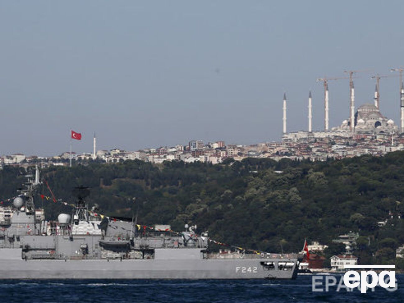 Наряду с судоходством было заблокировано автомобильное движение по мосту через пролив Босфор