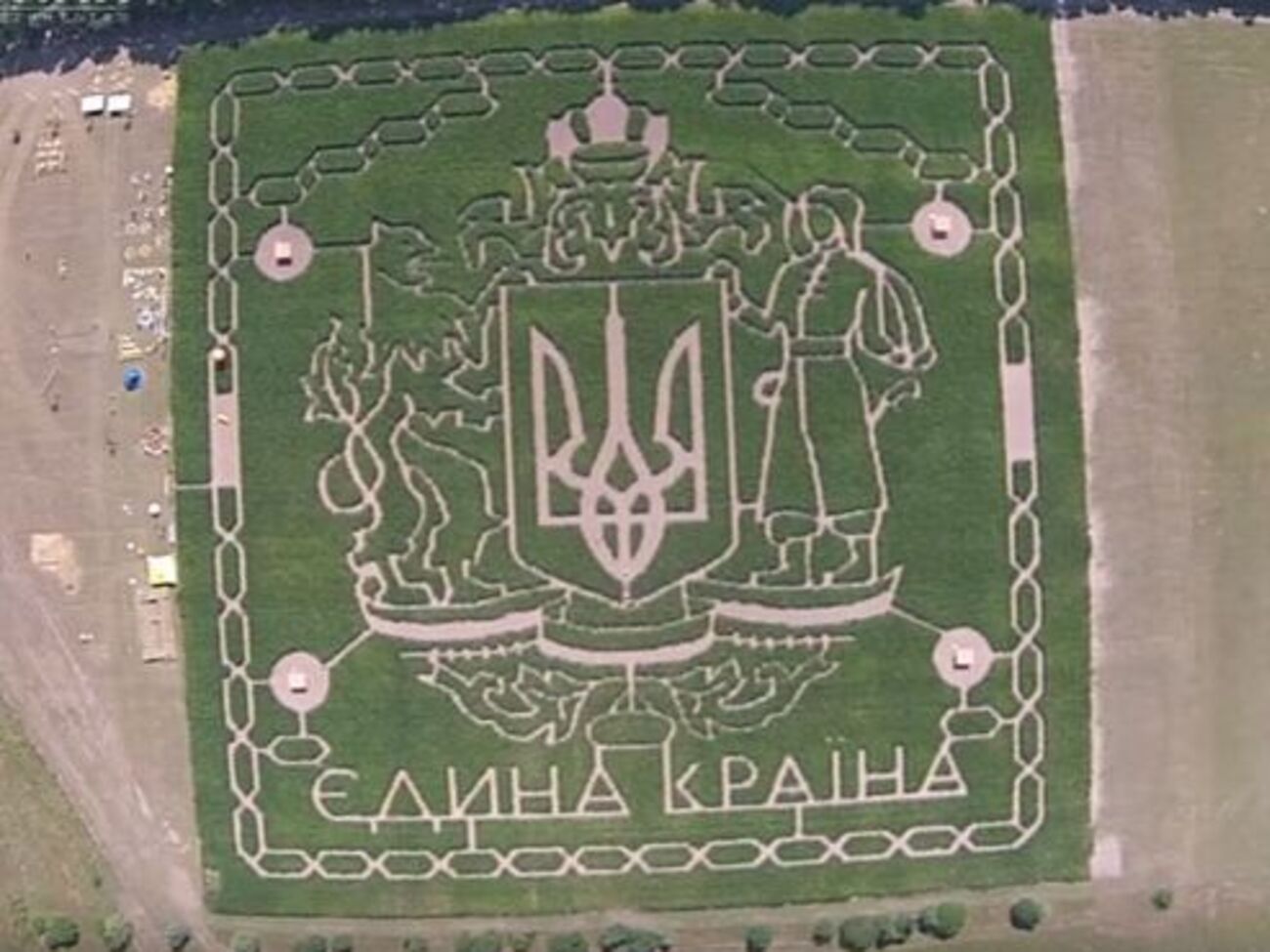 Огромный кукурузный лабиринт сняли с высоты птичьего полета
