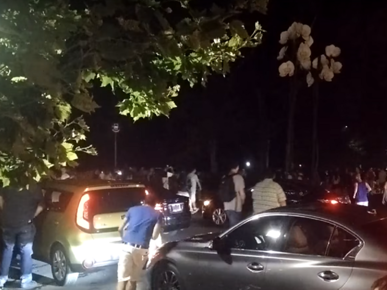 Пользовательница YouTube, опубликовавшая видео, утверждает, что на момент съемки на часах было 11 вечера