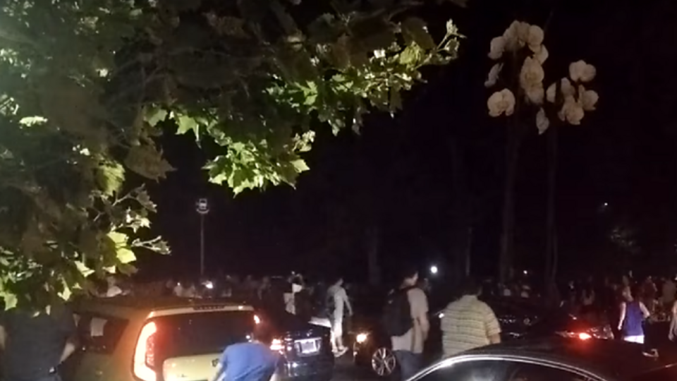 Пользовательница YouTube, опубликовавшая видео, утверждает, что на момент съемки на часах было 11 вечера
