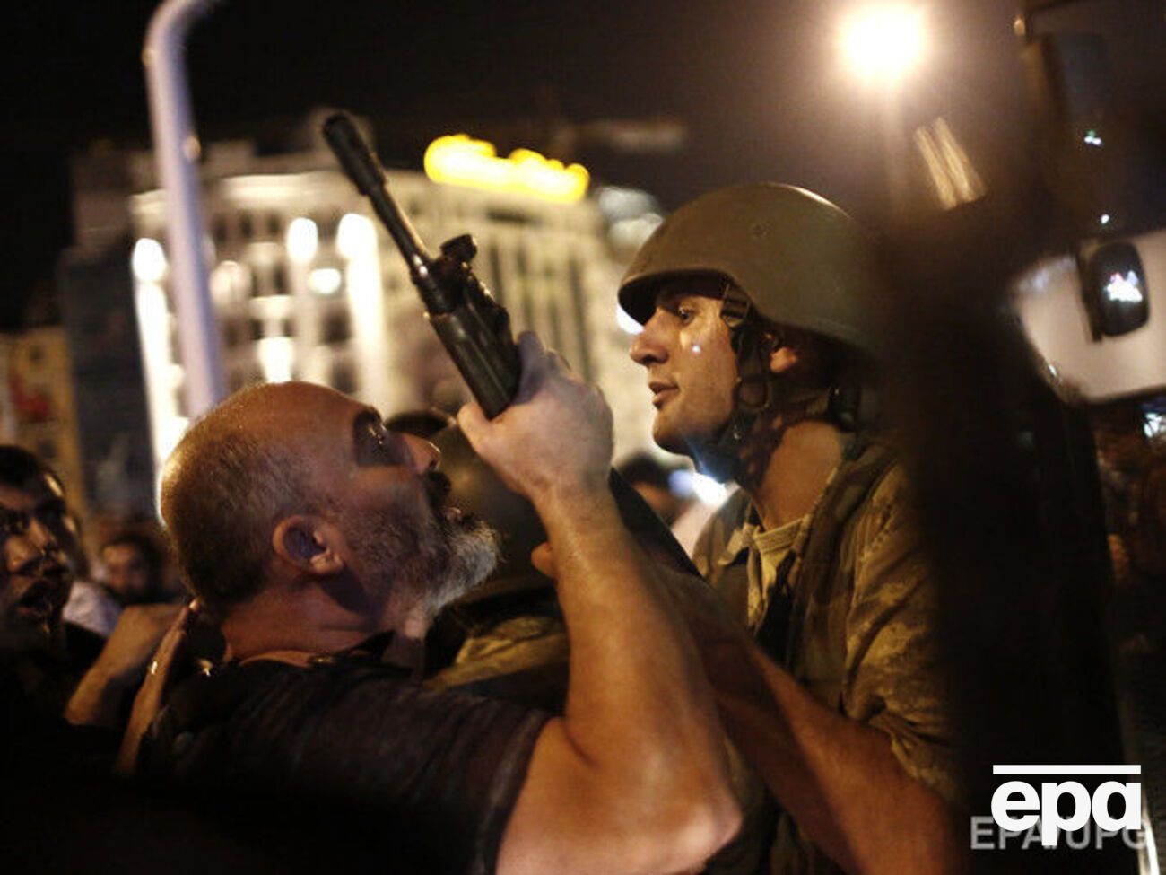 По словам солдат, они поняли, что происходит, когда им начали противостоять мирные жители