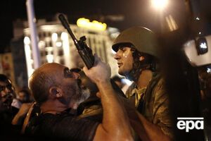 По словам солдат, они поняли, что происходит, когда им начали противостоять мирные жители