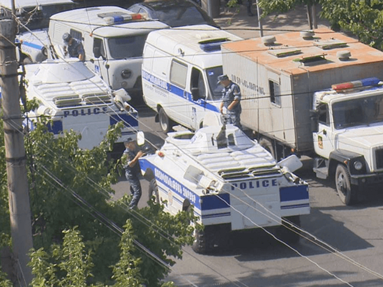 В Ереване вооруженные люди захватили здание полиции