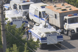 В Ереване вооруженные люди захватили здание полиции