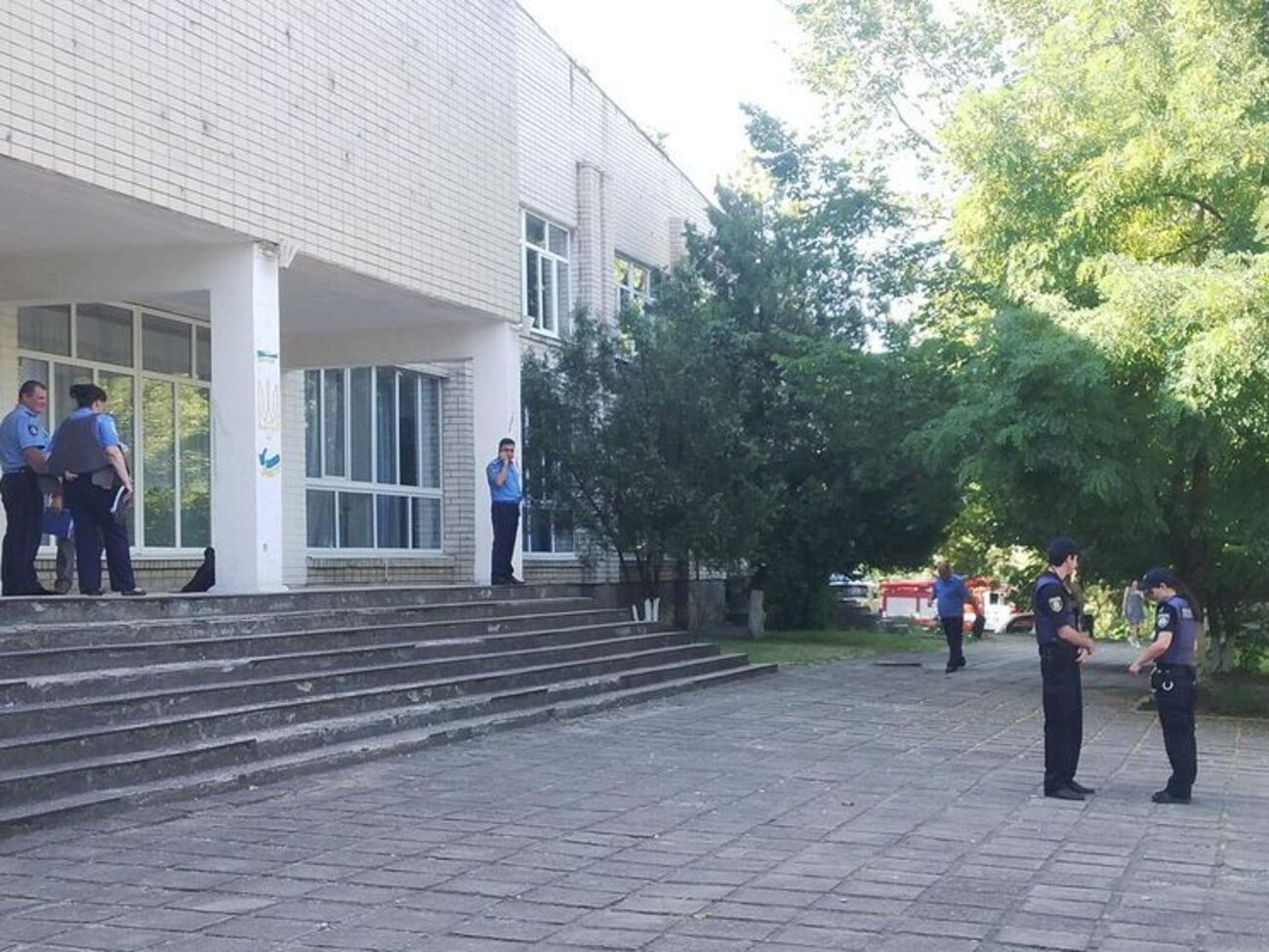 Несколько часов полицейские обследовали участки после звонка о ложном минировании