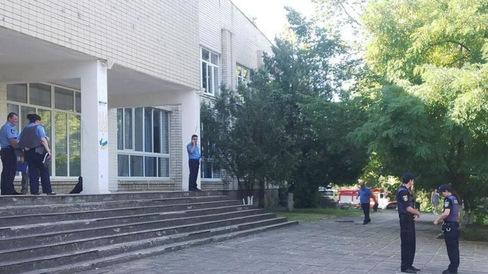 Несколько часов полицейские обследовали участки после звонка о ложном минировании