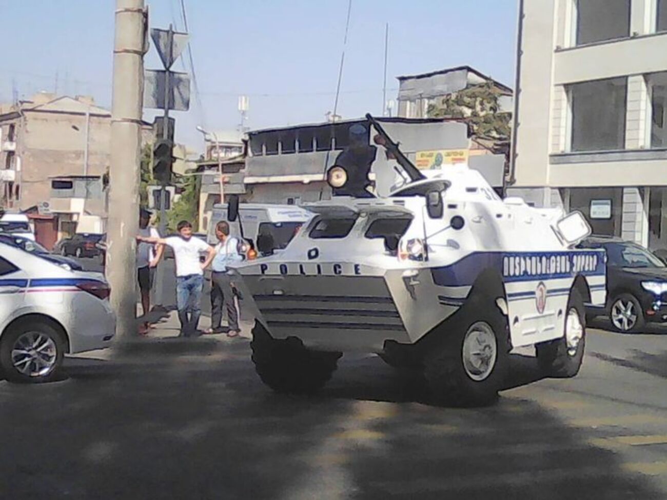 Из захваченного здания полиции в Ереване спецназ освободил двух заложников