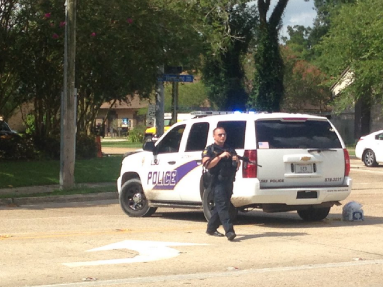 Полиция получила сообщение о подозрительном мужчине, который ходил по одной из улиц Батон-Руж с ружьем