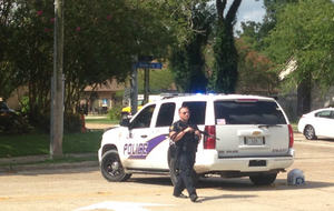 Полиция получила сообщение о подозрительном мужчине, который ходил по одной из улиц Батон-Руж с ружьем