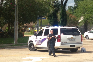 Полиция получила сообщение о подозрительном мужчине, который ходил по одной из улиц Батон-Руж с ружьем