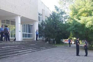 Полицейские проверяют сообщения о минировании участков