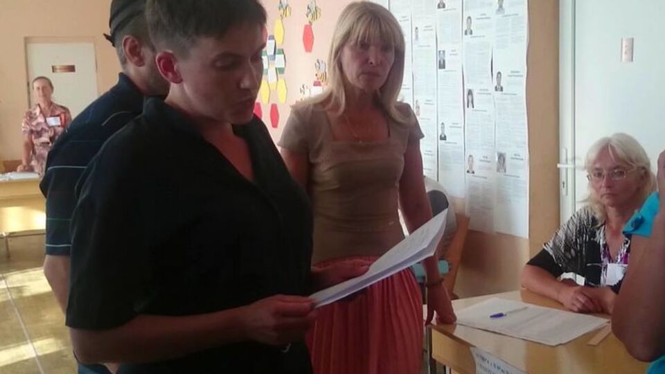 Вера Савченко, находящаяся вместе с нардепом Надеждой Савченко в Луганской области, сообщила о массовых фальсификациях на выборах