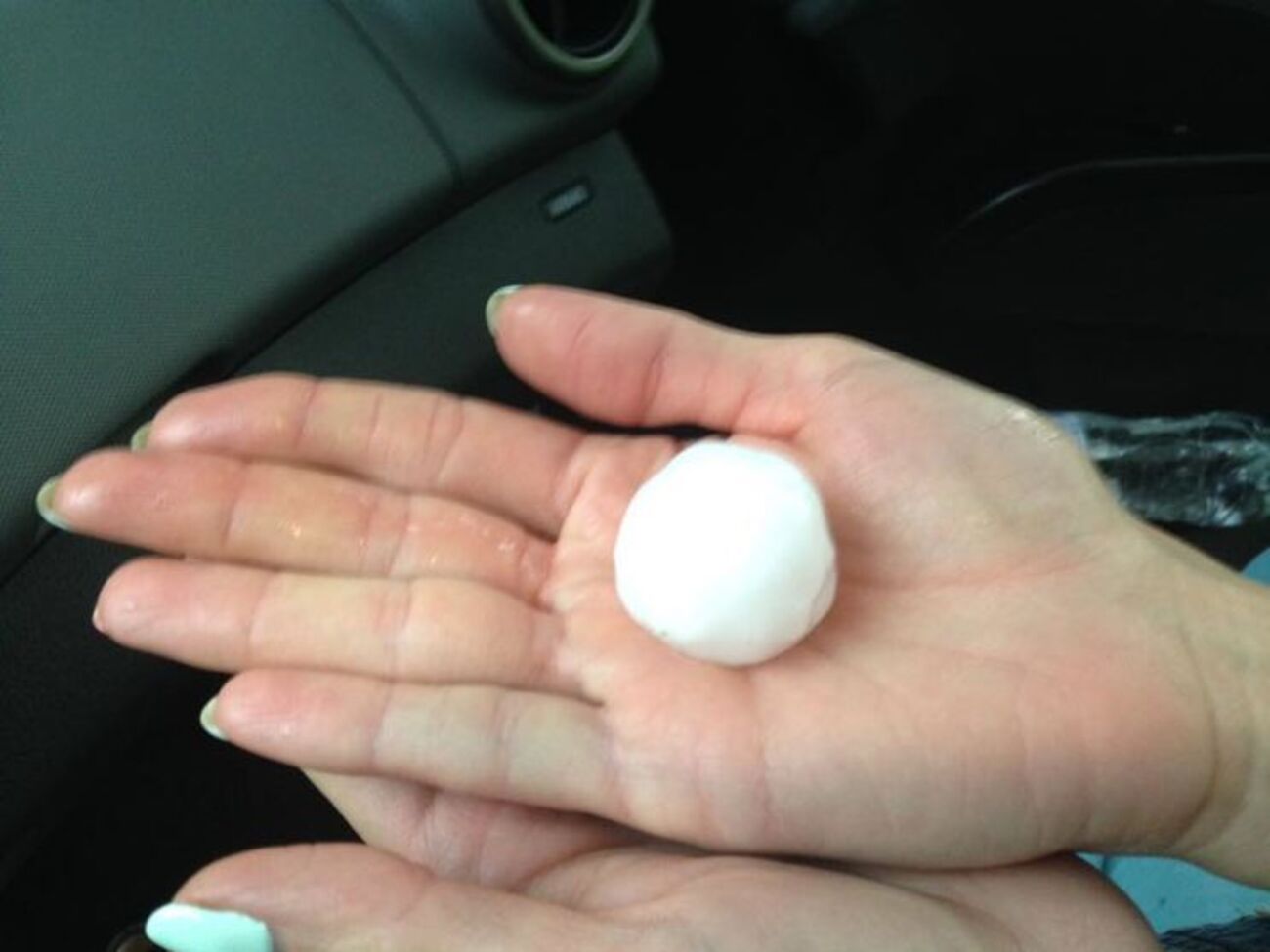 После такого града на автомобиле остались вмятны глубиной 3-4 мм по 2-3 см в диаметре