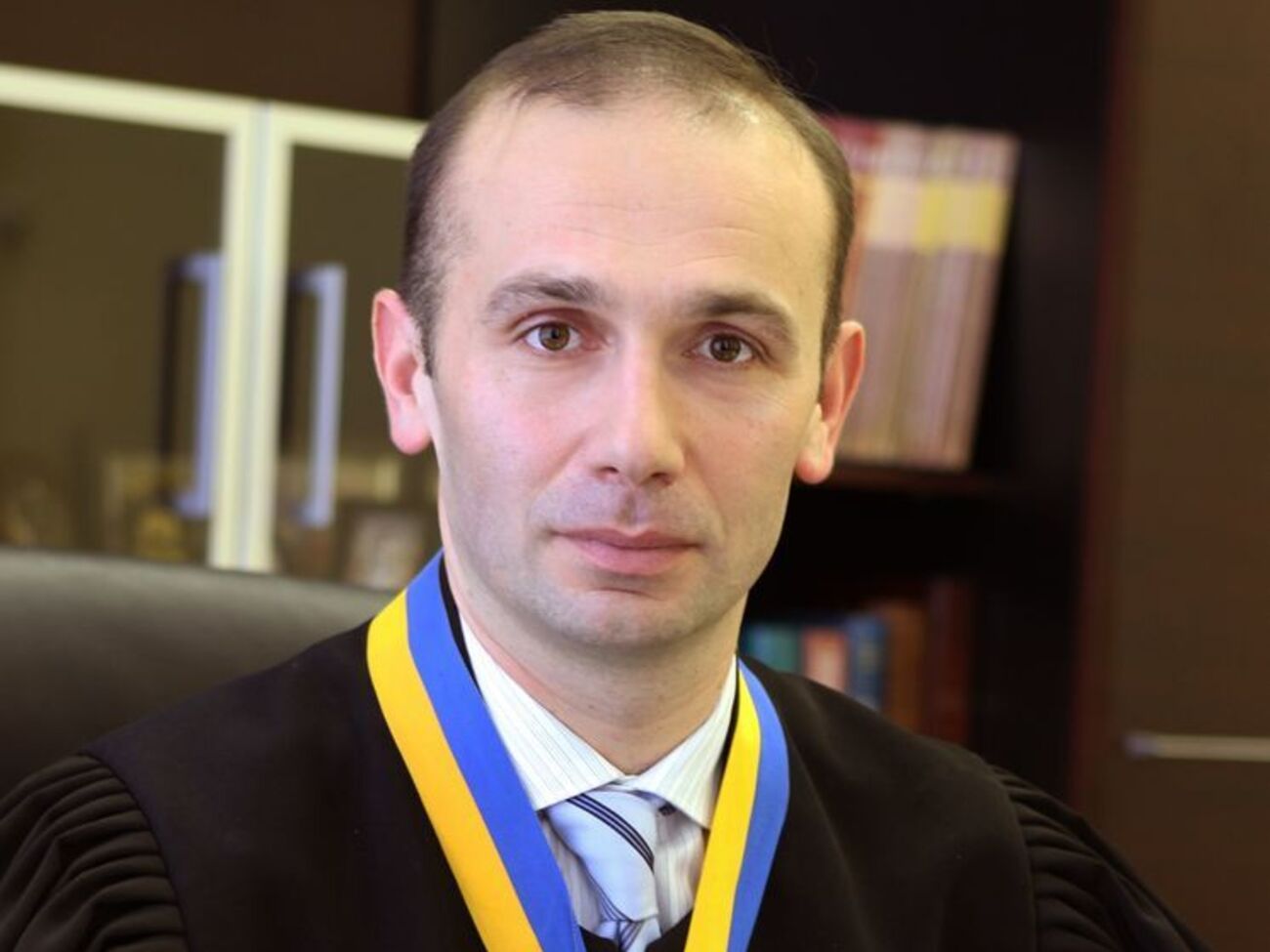 В своей декларации о доходах Емельянов указал два земельных участка, два дома и 12 квартир