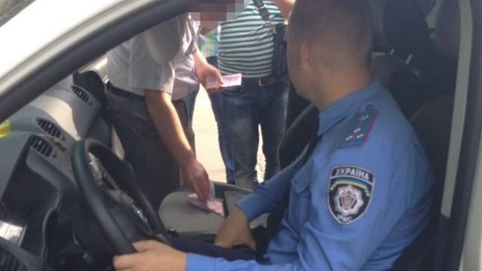СБУ задержала полицейского при получении им взятки