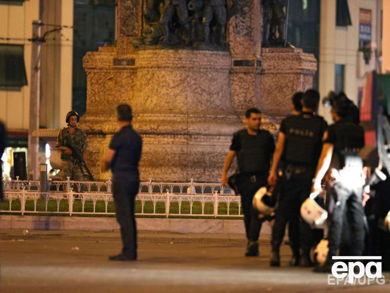 Полицейские были вызваны на работу ночью, чтобы сдать оружие и удостоверения