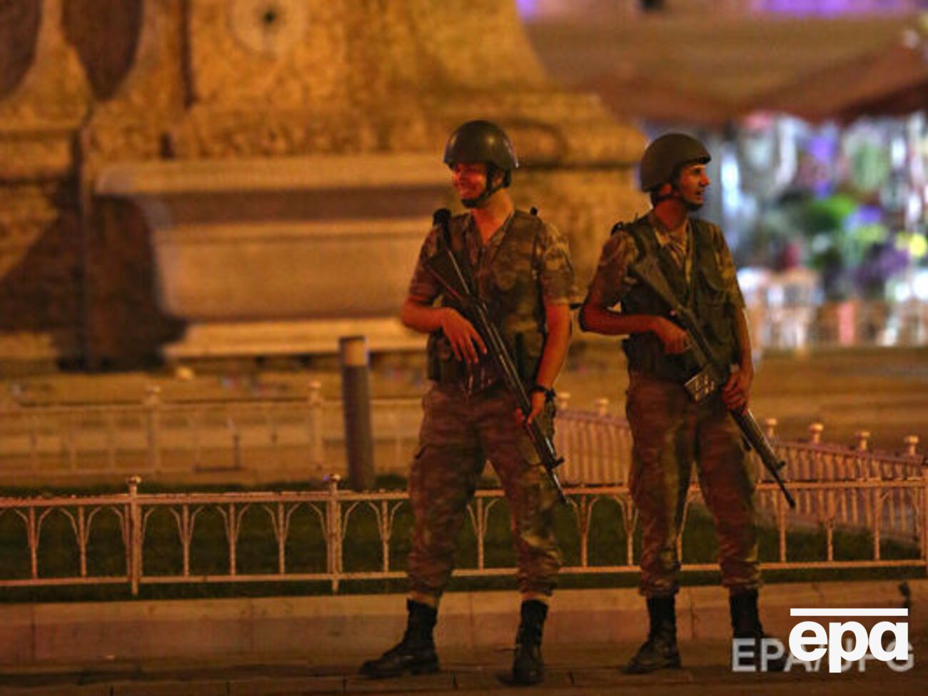 В Турции после неудачной попыткой переворота арестовали десятки высокопоставленных военных