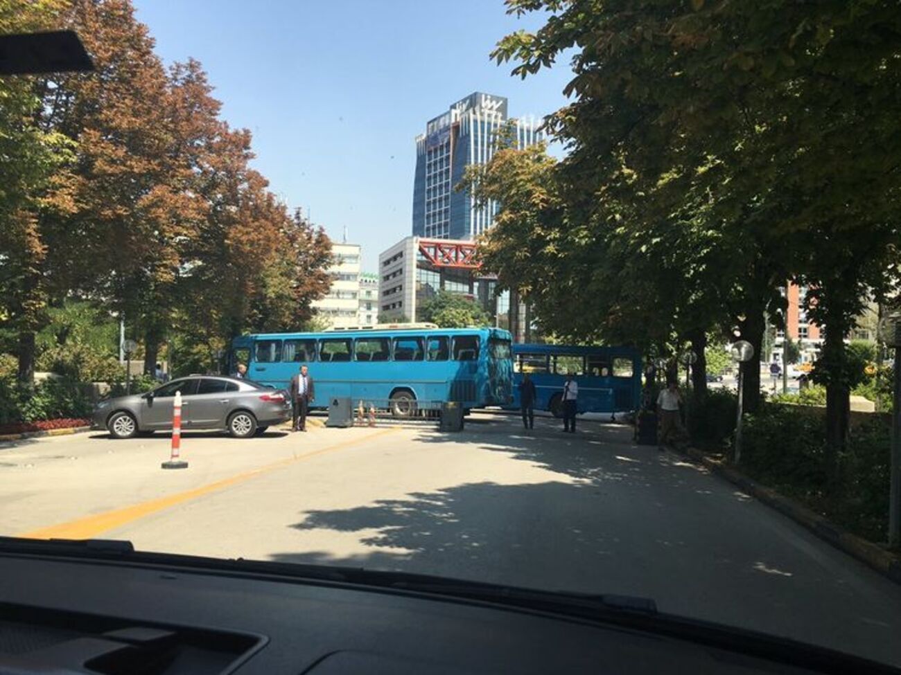 Вход в опустевшее здание перекрыли автобусами