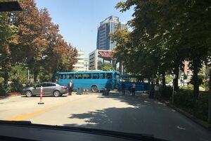 Вход в опустевшее здание перекрыли автобусами