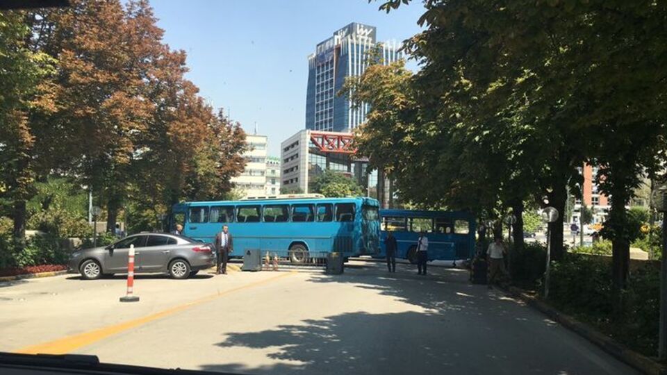 Вход в опустевшее здание перекрыли автобусами