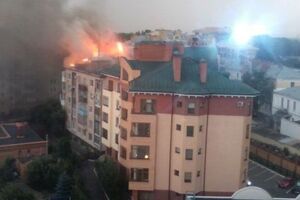 Спасатели тушили пожар на крыше