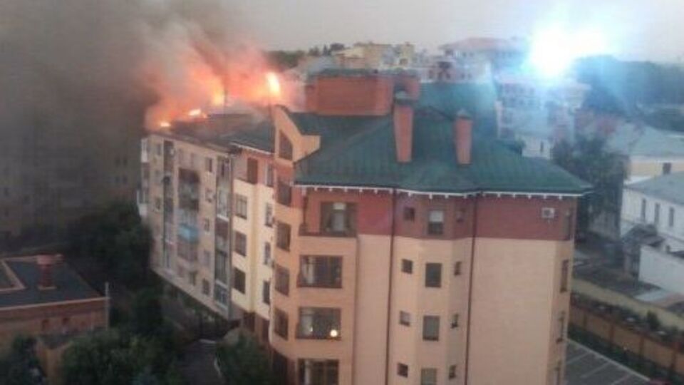 Спасатели тушили пожар на крыше