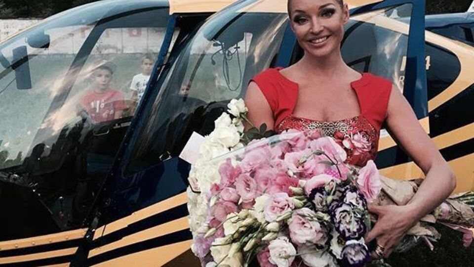 Волочкова пила вино с Аксеновым