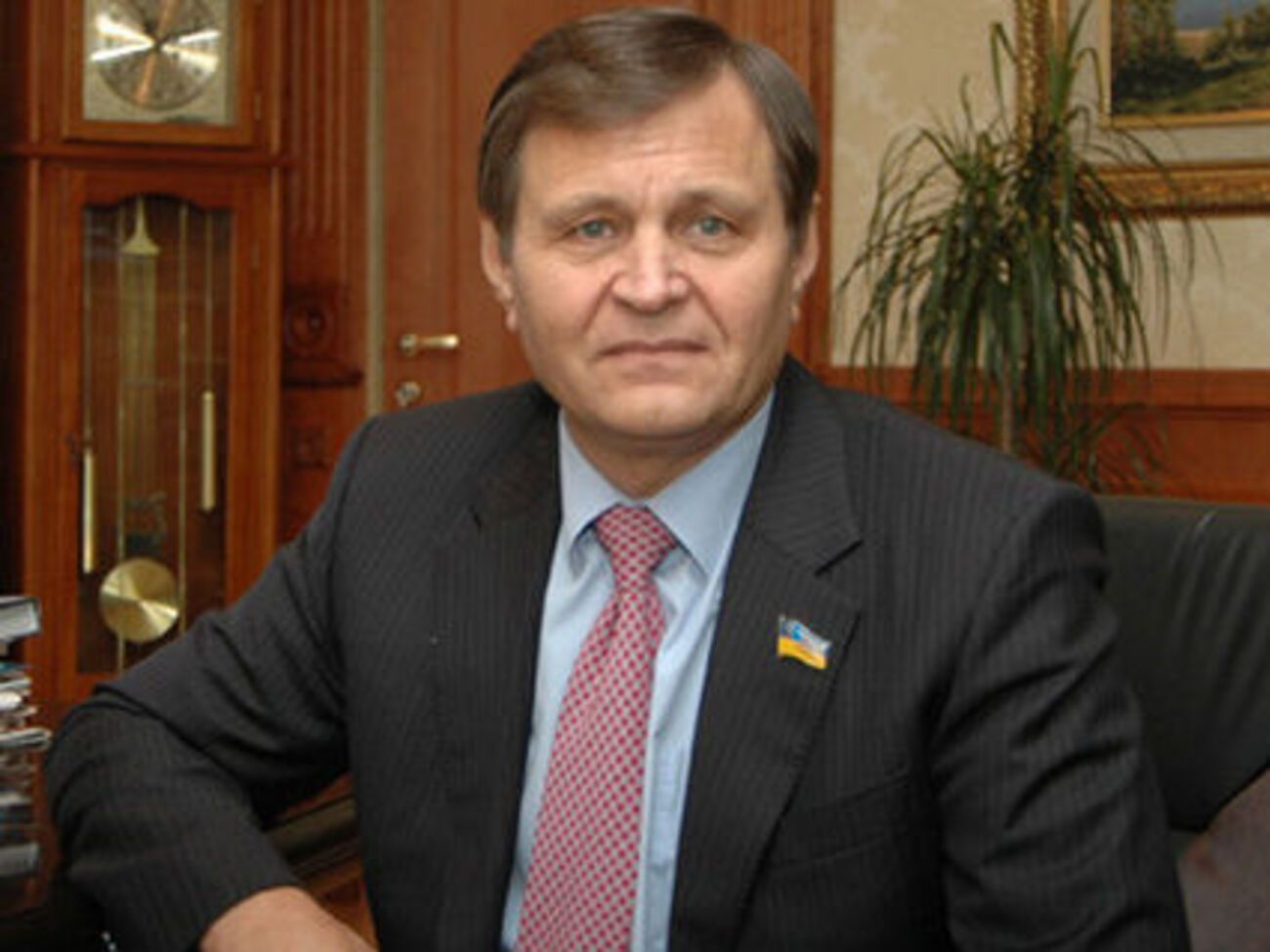 Владимир Ландик: Еще с 1991 года Ефремов планомерно работал над тем, чтобы идеологически и практически подчинить Луганскую область Москве, и все наворованное выводил в Россию