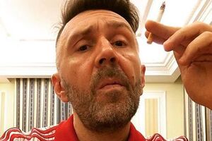 Шнуров: О, малышка-детка, камон, камон, камон, слышь, я очень редкий, я редкий покемон