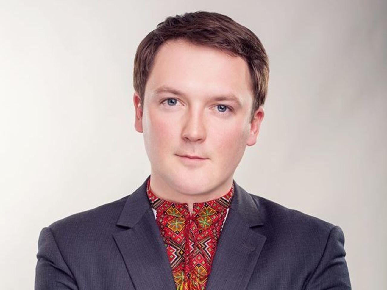 Курсик является собственником интернет-издания "ЧаРівне.інфо" и директором местного телеканала "Ритм"