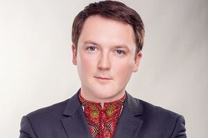Курсик является собственником интернет-издания "ЧаРівне.інфо" и директором местного телеканала "Ритм"