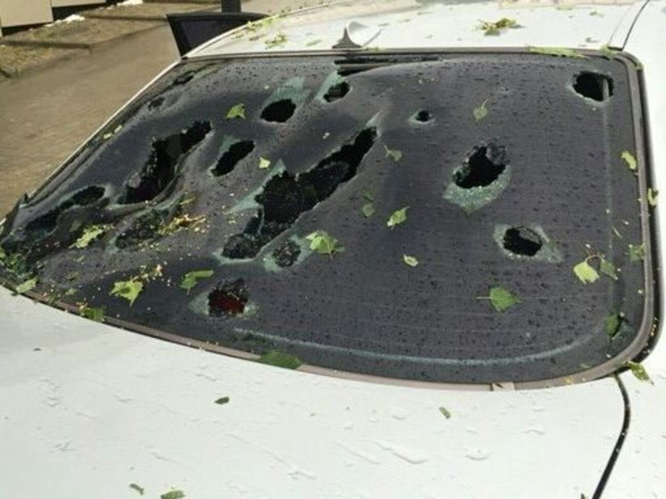 Град разбил окна домов и автомобилей