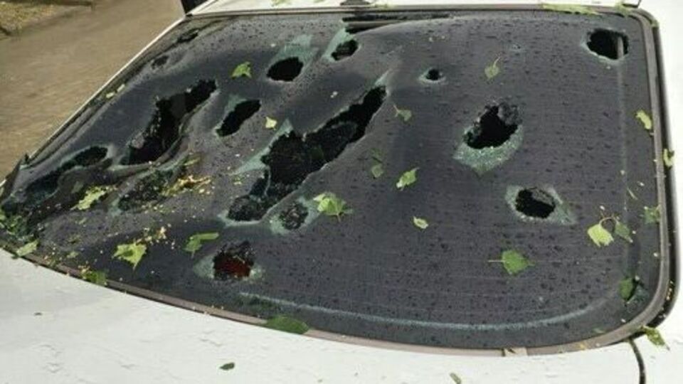 Град разбил окна домов и автомобилей