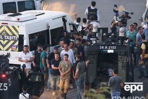 По подозрениям в причастности к мятежу также были отстранены от работы 100 сотрудников турецкой разведки