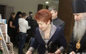 Людмила Янукович взяла на себя уход за могилой сына