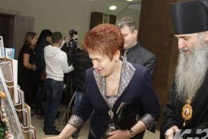 Людмила Янукович взяла на себя уход за могилой сына