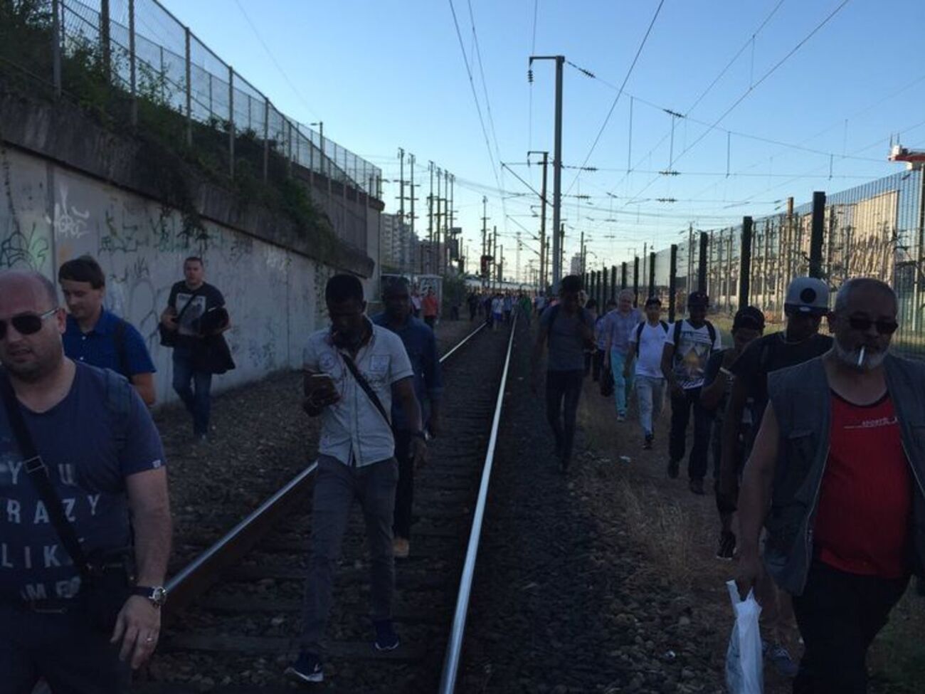 Были эвакуированы около 15 тысяч человек из 15 поездов