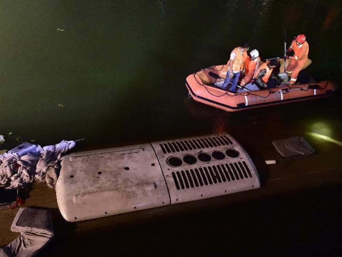 В Китае в водоем сорвался пассажирский автобус