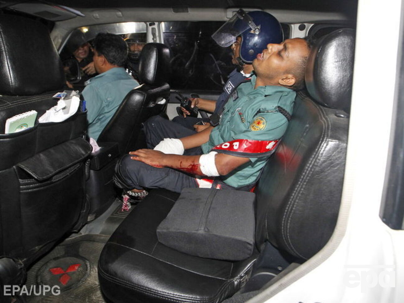 Раненого сотрудника полиции эвакуируют с места штурма