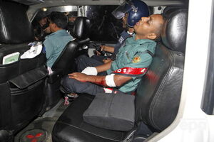 Раненого сотрудника полиции эвакуируют с места штурма