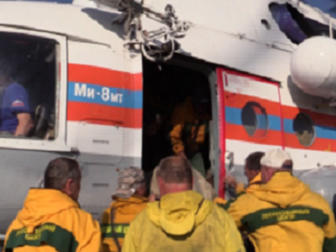 Вертолеты перебросили поисковый отряд к предполагаемому месту крушения