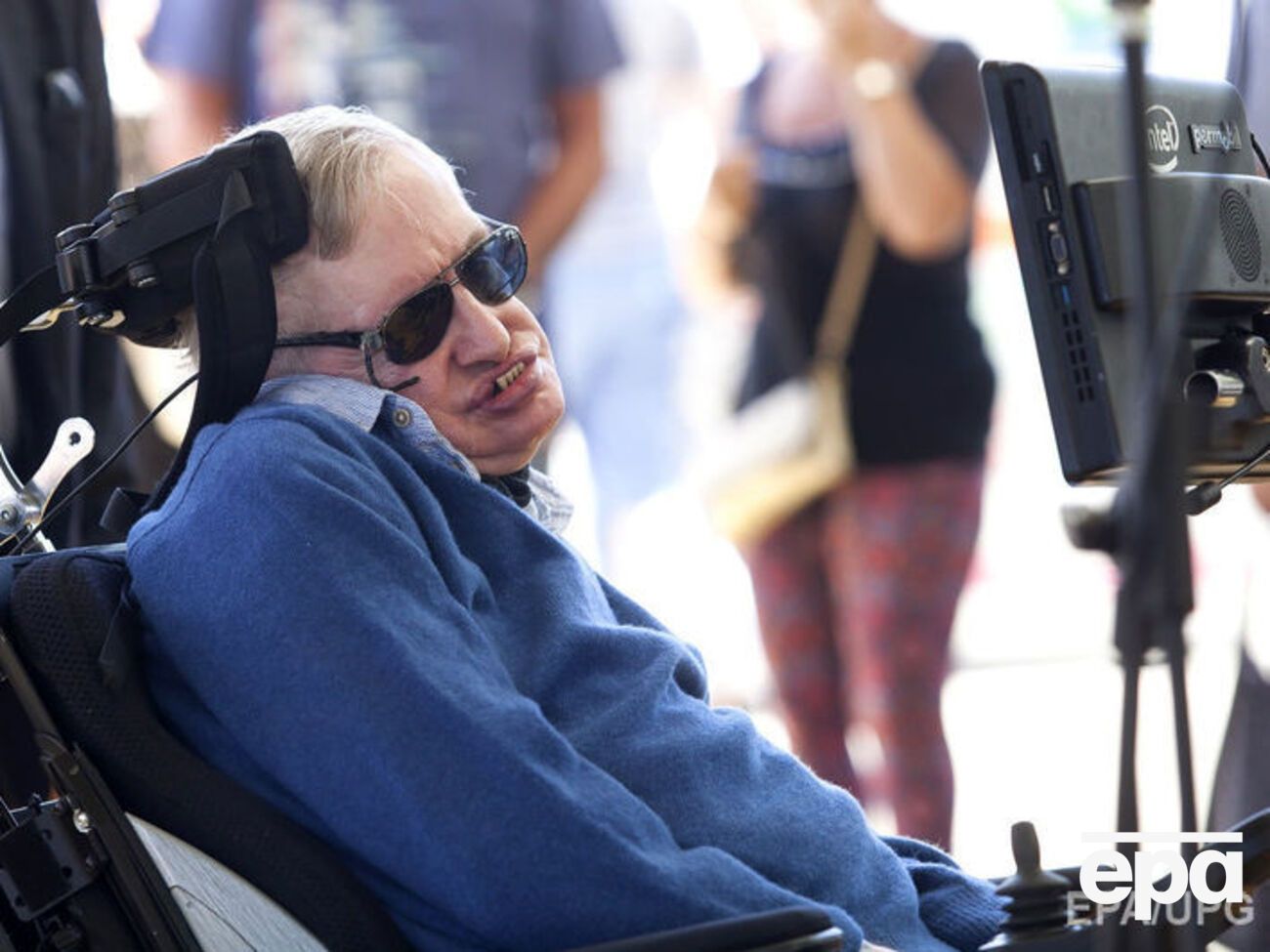 Великому ученому Хокингу угрожали смертью